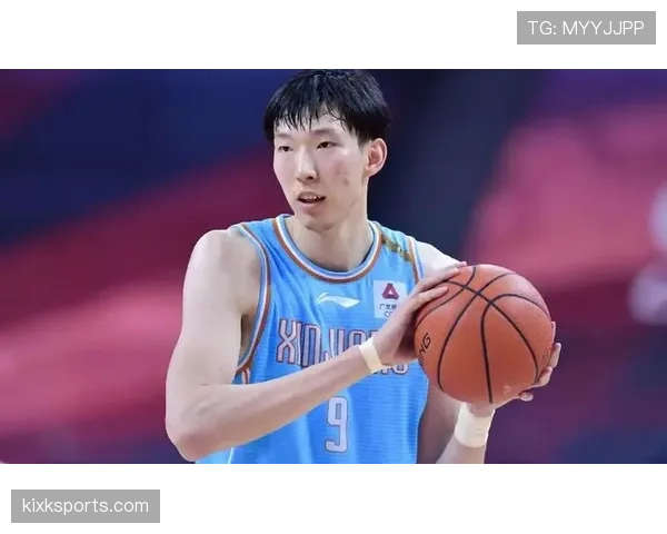 周琦站在人群里,那种随手就能买栋别墅的气场,普通人顶不住 周琦站在人群里,那种随手就能买栋别墅的气场,普通人顶不住